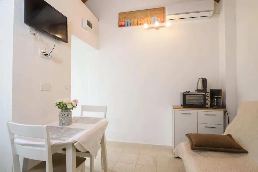 Apartment Lovely Bungalow With Parking,Garden And Bbq Kastela