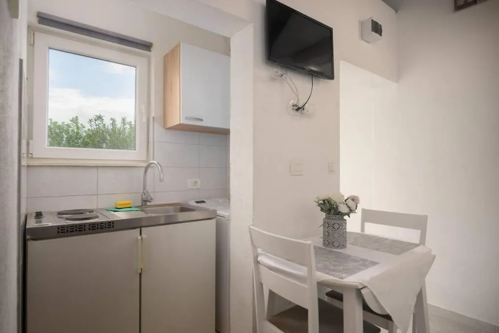 Lovely Bungalow With Parking,Garden And Bbq Kastela 0*,  Croatia