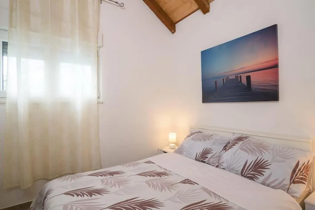 Lovely Bungalow With Parking,Garden And Bbq Kastela 0*,