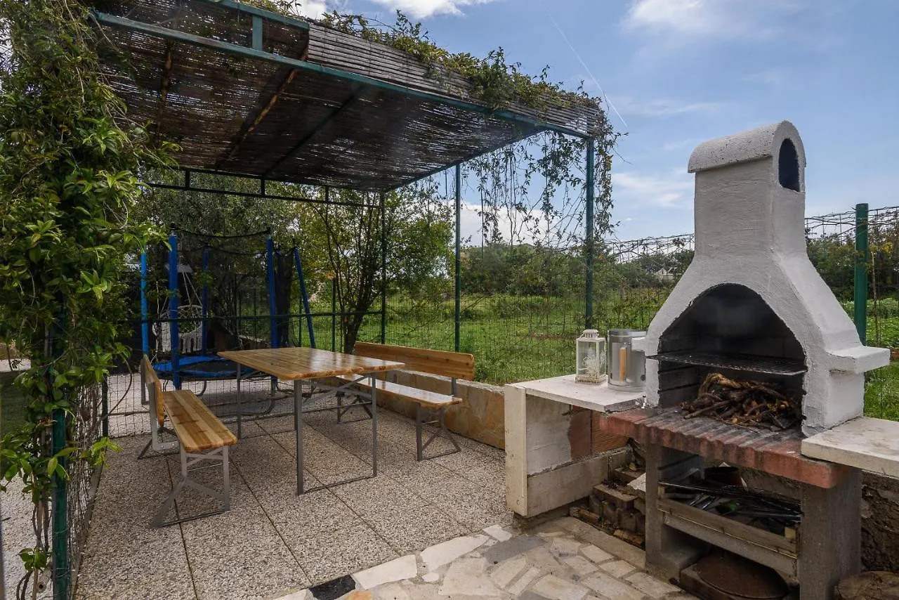 Lovely Bungalow With Parking,Garden And Bbq Kastela Croatia