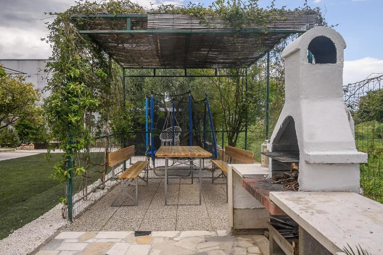 Lovely Bungalow With Parking,Garden And Bbq Kastela 0*,  Croatia