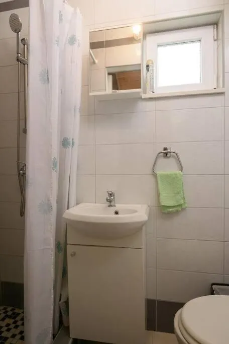 Lovely Bungalow With Parking,Garden And Bbq Kastela Apartment