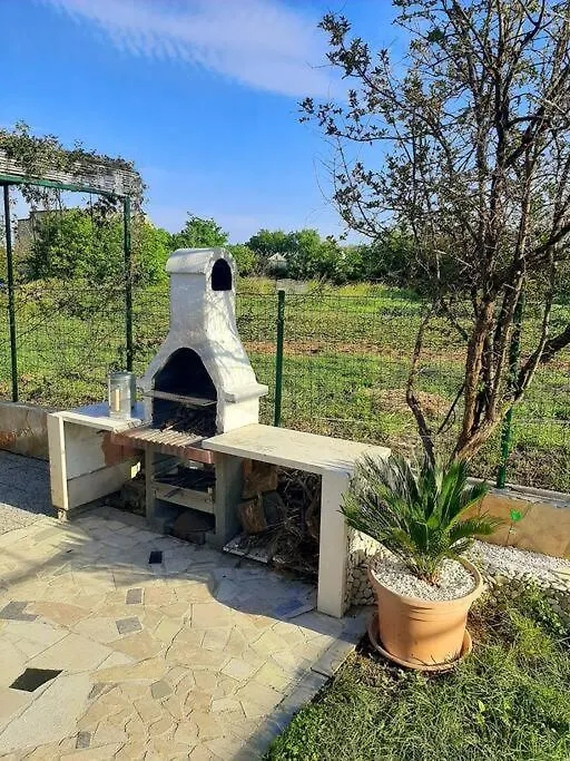 Lovely Bungalow With Parking,Garden And Bbq Kastela