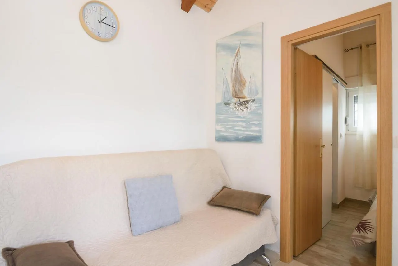 Lovely Bungalow With Parking,Garden And Bbq Kastela Apartment