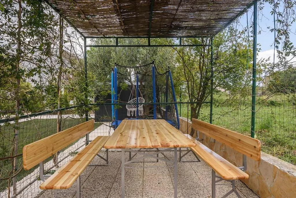 Lovely Bungalow With Parking,Garden And Bbq Kastela Apartment